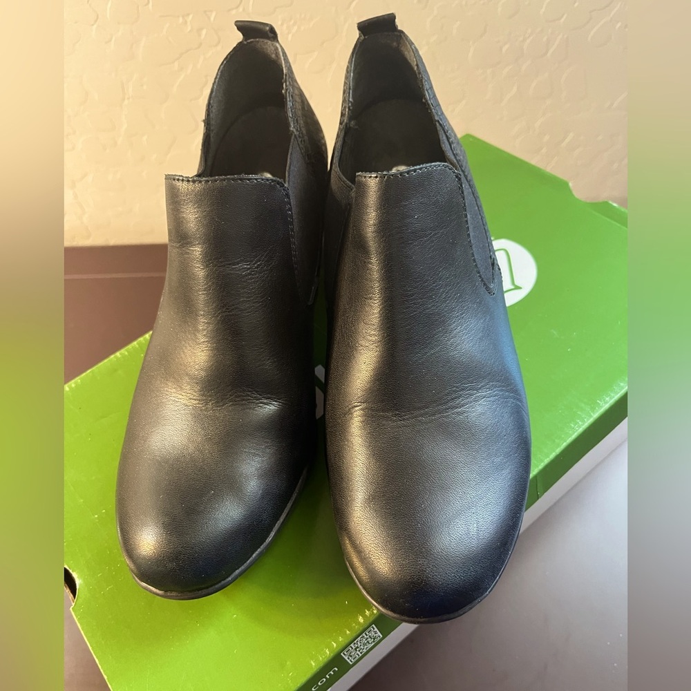 Remonte:  black leather low cut booties size 38